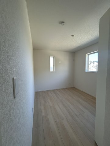 8ビート宮ノ陣駅前戸建の居間・リビング|明るい室内です☆