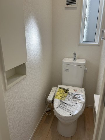 8ビート宮ノ陣駅前戸建のトイレ|嬉しい温水洗浄便座付きです♪