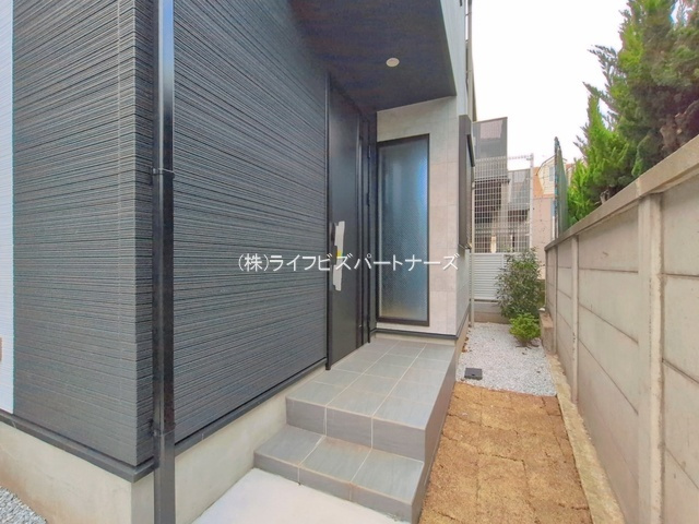 杉並区西荻南１丁目 新築戸建の玄関