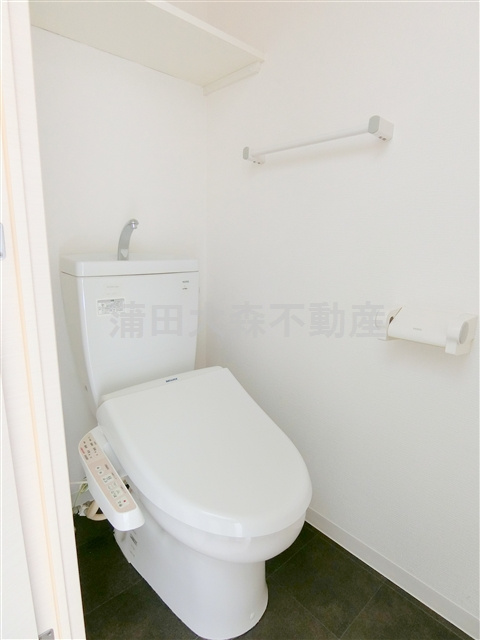 プレール・ドゥーク蒲田Ⅱのトイレ|棚と温水暖房便座付きのトイレ　