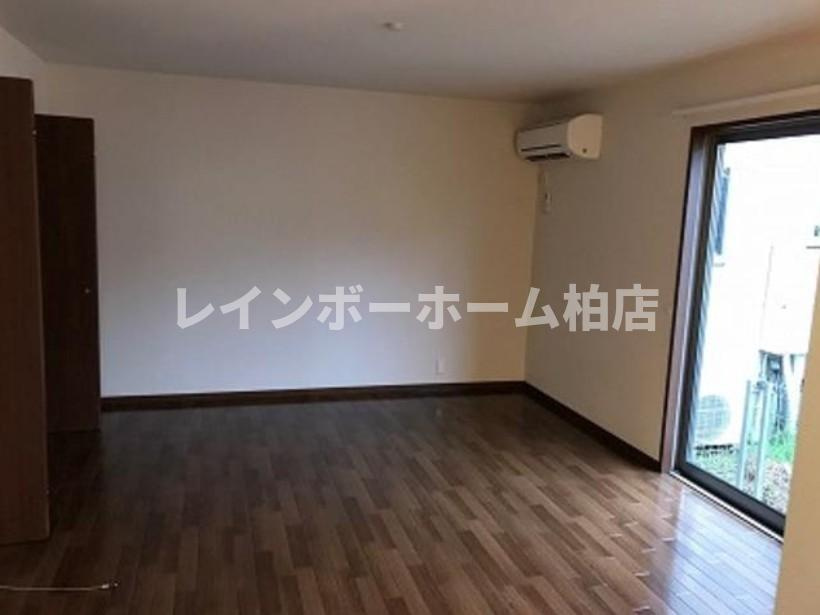 特典：仲介手数料が不要です‼の居間・リビング|こちらの居間で趣味の時間をお楽しみください