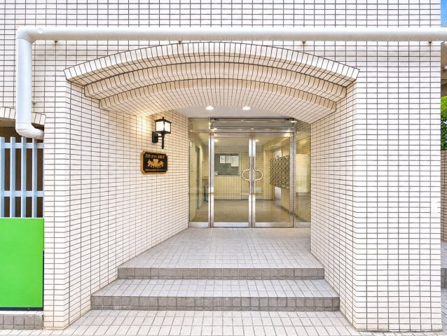 【エントランス】 | スカイコート新丸子　新丸子駅まで5分/武蔵小杉駅までも6分/コーナールーム | ◆管理体制良好なマンションです。清潔感のあるエントランスに開放感のある住環境。
