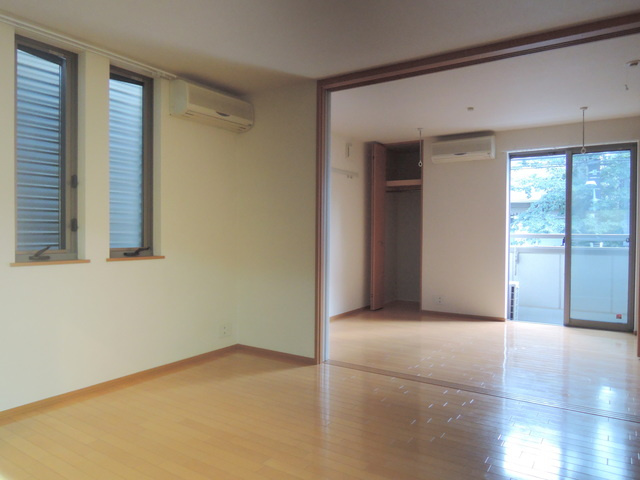 クニサキハウスの居間・リビング|★明るいフローリングのお部屋です★
