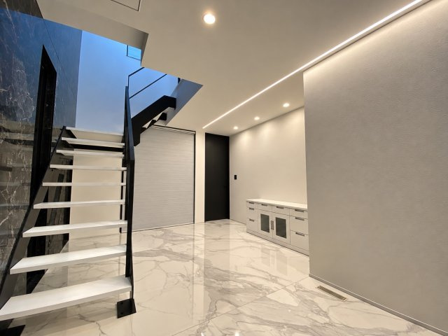 日進市香久山二丁目 戸建の玄関|玄関ホール｜ライン照明と階段下収納※CG加工・家具等は価格外