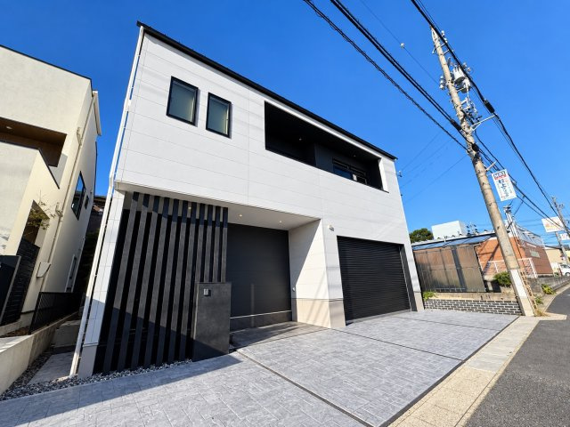 日進市香久山二丁目 戸建の外観|外観｜白い外壁と黒の縦格子