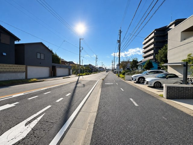 日進市香久山二丁目 戸建の前面道路含む現地写真|前面道路｜南側 幅員約17.8m