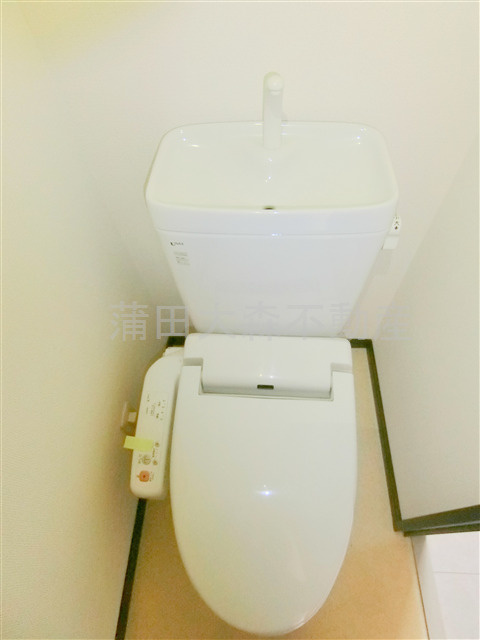 Verona空港西Lussoのトイレ|吊戸棚と温水暖房便座付きのトイレ
