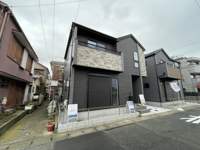 【前面道路含む現地写真】 | 平塚市平塚2丁目新築戸建 | 建物の外観です。黒を基調とした落ち着いたデザインです。