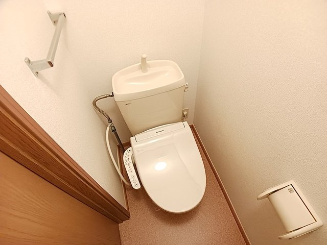ベルフラワーＥのトイレ|ゆったりとした空間のトイレです
