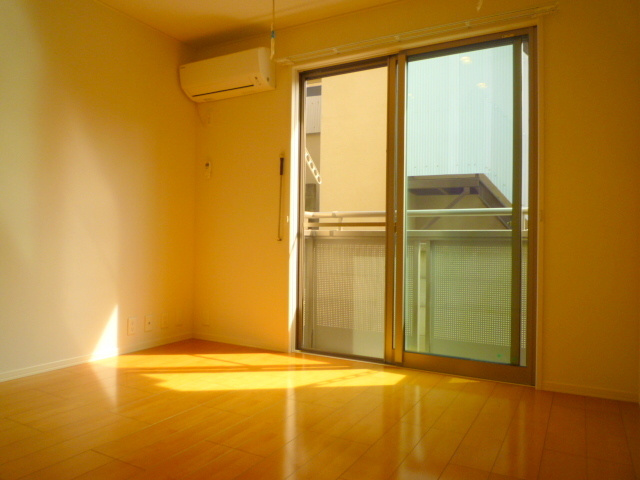 コニーコートの居間・リビング|★３面採光角部屋の明るいお部屋です★
