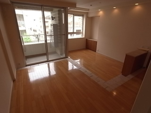 神戸市中央区山本通２丁目の賃貸マンションの居間・リビング