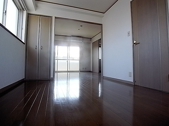 神戸市灘区灘南通３丁目の賃貸マンションの居間・リビング