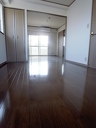 神戸市灘区灘南通３丁目の賃貸マンションの居間・リビング