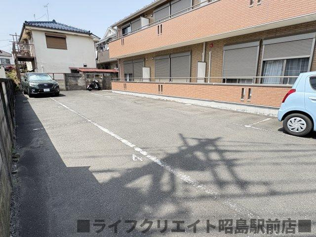 コンフォータブルハウス緑町の駐車場