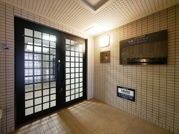 佐藤マンションのエントランス