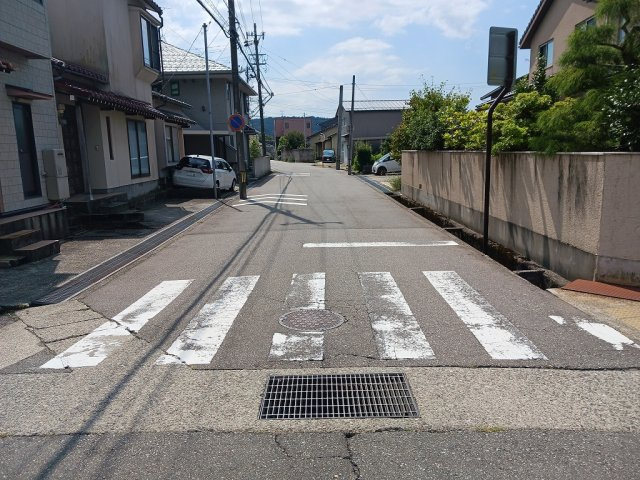 金沢市涌波3丁目8番4号の前面道路含む現地写真|前面道路含む現地写真です