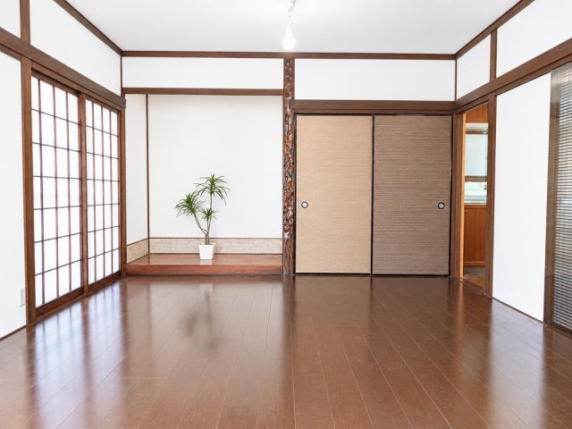 金沢市涌波3丁目8番4号の居間・リビング|ゆったりとしたリビングです