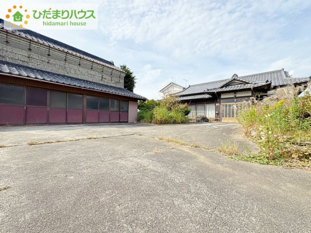 日立市茂宮町　中古戸建の駐車場|ゆったりとしたカースペースで、ファミリーカーや軽自動車もラクラク駐車出来ますね♪