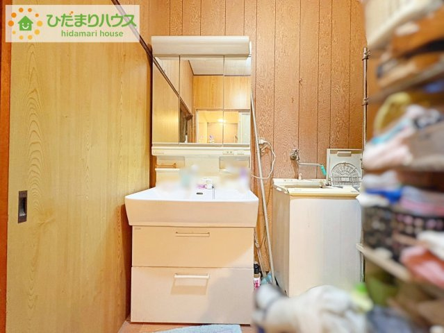 日立市茂宮町　中古戸建の洗面所|大きな三面鏡の独立洗面。鏡の後ろは収納となっているのでスッキリと整理できます！