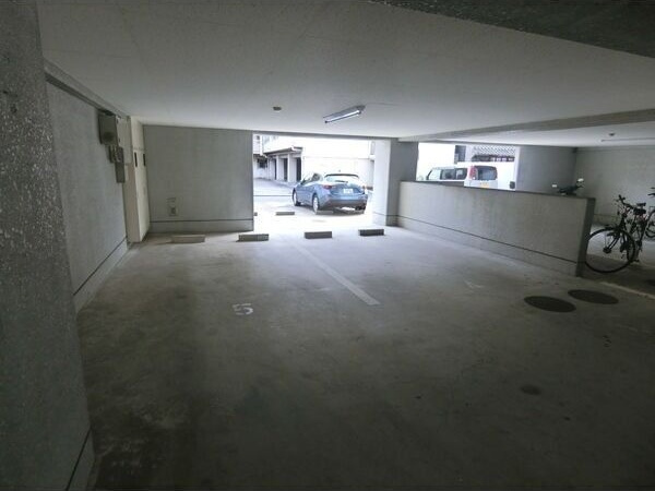 クレスト八熊の駐車場