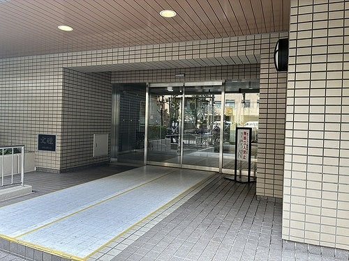 汐浜サンハイツのエントランス