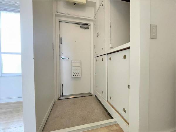 ビレッジハウス座間2号棟の玄関|明るい玄関です