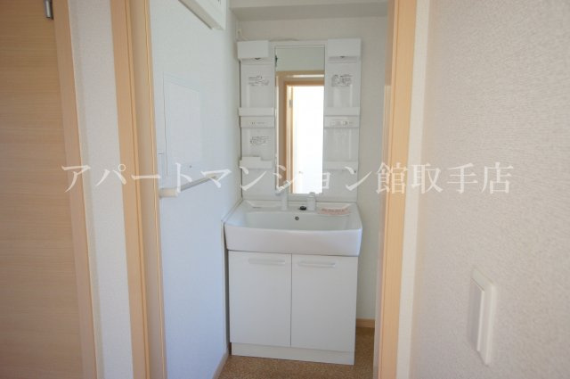 ニューファースト・ガーデンの独立洗面台