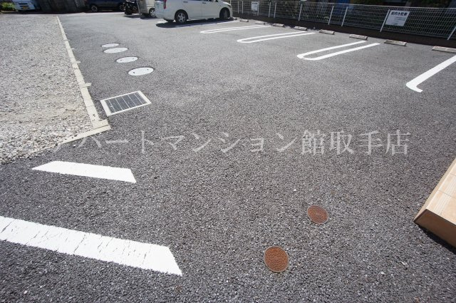 ニューファースト・ガーデンの駐車場