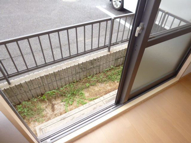 倉敷市菰池１丁目のアパートのバルコニー