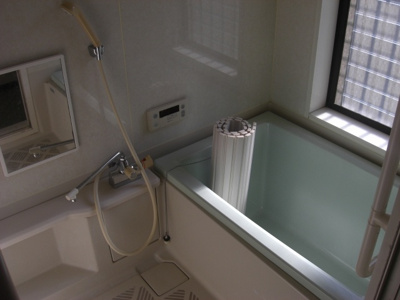【浴室】 | 春木本町柿花様邸貸家 | 窓がある浴室なので明るくて換気も良いです