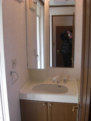 【独立洗面台】 | 春木本町柿花様邸貸家 | シャワー水栓付きの洗面台