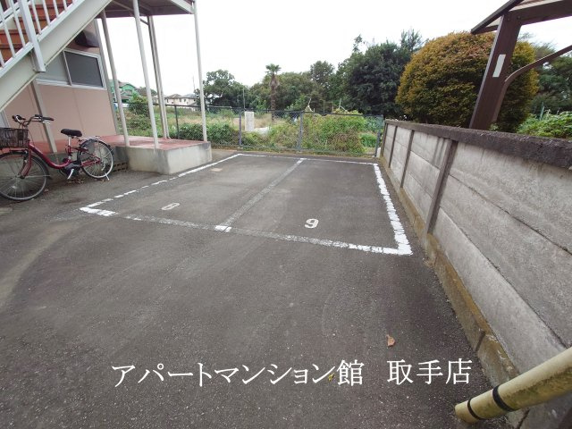 ムカイハラハイツAの駐車場