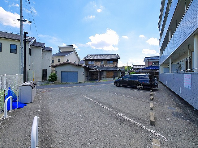 エミエール山田川の駐車場