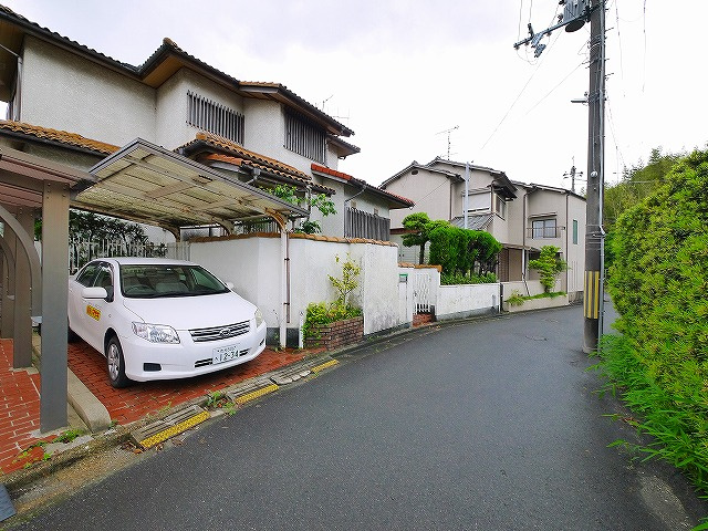 西登美ケ丘1丁目戸建の駐車場