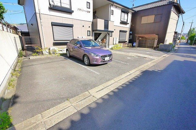 グランシード若草の駐車場|敷地内駐車場完備です