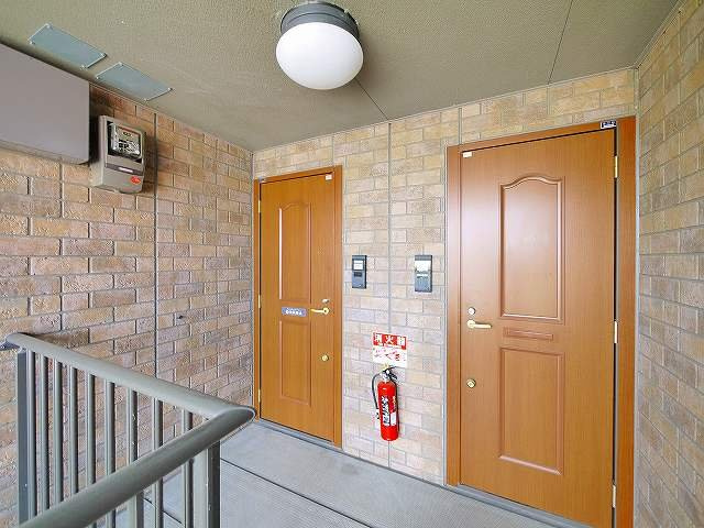 プランドール（四条大路）のその他共用部分|清潔感がある玄関前