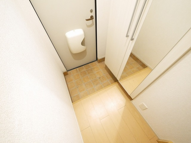 メゾン城東Ⅱの玄関|収納もある玄関です