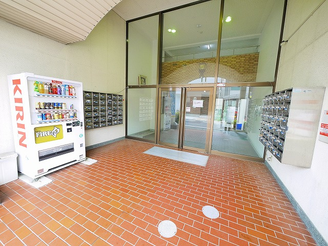 メゾンアンテルナ奈良のエントランス|オートロック付きで安心。