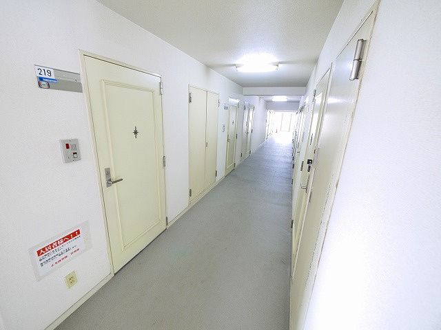 メゾンアンテルナ奈良のその他共用部分|きれいな共用廊下です。