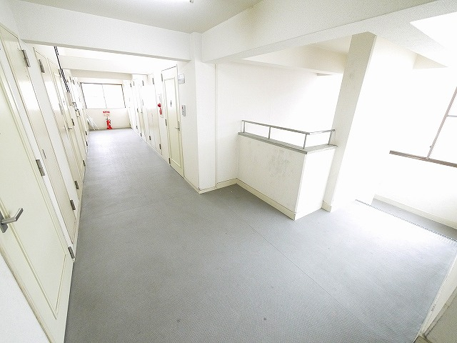 メゾンアンテルナ奈良のその他共用部分|きれいな共用廊下です。