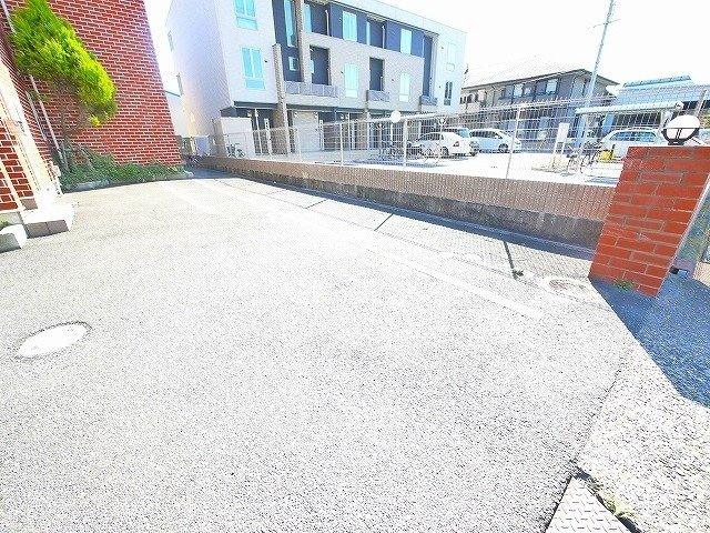 メゾネットYutakaの駐車場|駐車場があるので、車を買う予定の方も安心です