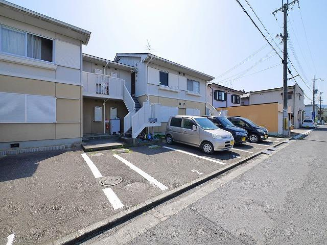 ハイタウニィの駐車場|駐車場があるので、車を買う予定の方も安心です