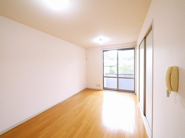 モン・ヴェールＢの居間・リビング|使い勝手のいい洋室です