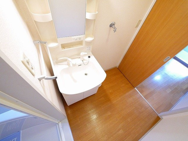 モン・ヴェールＢの洗面所|スペースが確保できる洗面所です