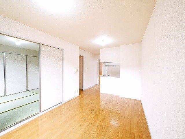 モン・ヴェールＢの居間・リビング|こちらの居間で趣味の時間をお楽しみください