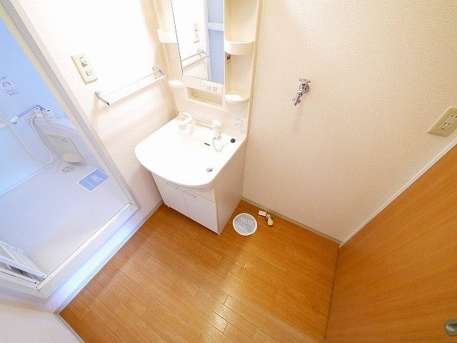 モン・ヴェールＢの洗面所|ゆったりとスペースのある洗面所