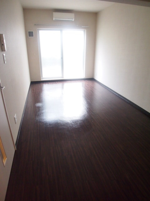 カムフォート登戸Ⅲの居間・リビング