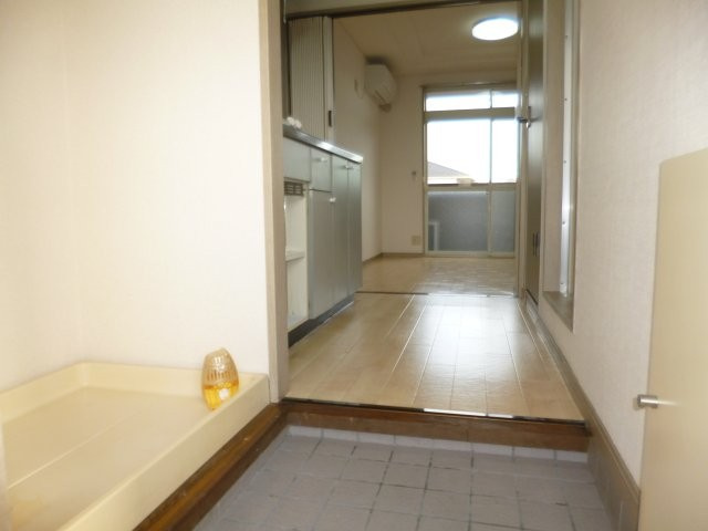 倉敷市老松町５丁目のアパートの玄関
