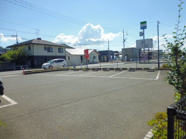 ファミール彦崎の駐車場