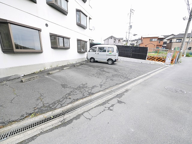 グランドライフ秋篠の駐車場|駐車場があります
